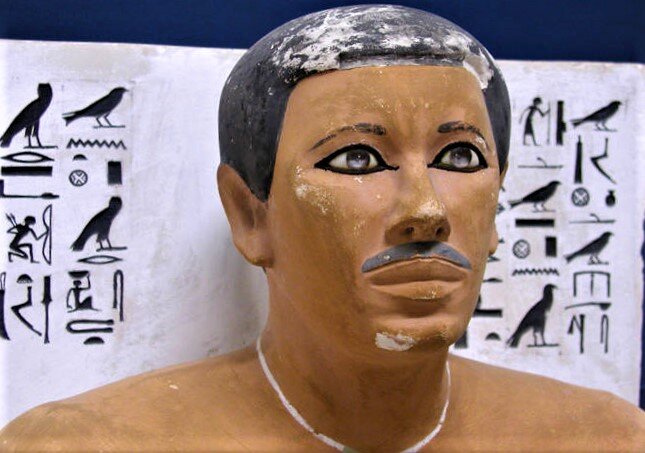 Статуя царевича Рахотепа, на которой можно отчётливо заметить пышные усы