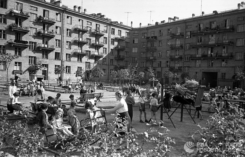 Московский двор, 1960 г. Автор Василий Логинов. Источник РИА Новости.
