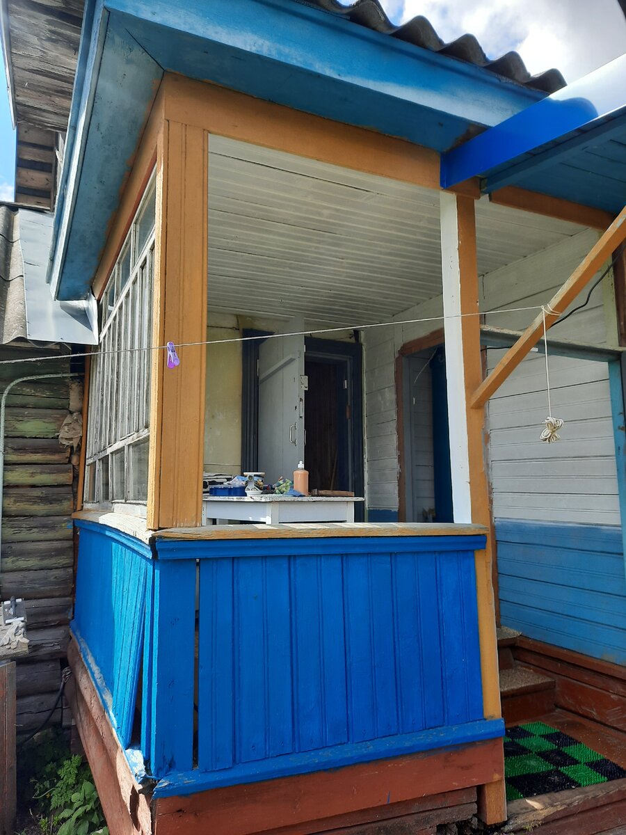 Окно выставлено наружу и ждет своей очереди на покраску