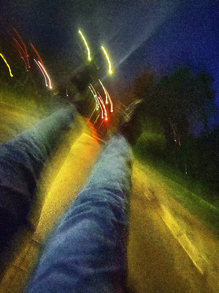 Каким же хрупким оказался этот мир!
Тот, кто считал себя царём природы
Себя закрыв теперь в стенах квартир,
Сам отказался от своей свободы.
Теперь, кто обнимает нас тот враг,
Любимых навещать всех под запретом.
Бездельничают тысячи трудяг,
Надеются, что кончится все летом
И вот блистает главный наш талант:
Лень – добродетелей любых основа.
Чтоб мир спасти теперь нам нужен лишь диван,
Да запертые на дверях больших засовы.
Каким же хрупким оказался мир!
Тот, кто считал себя царём природы
Не может залатать больному миру дыр,
Ценою даже собственной свободы.#стихи 