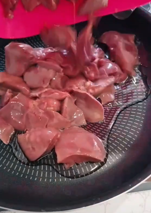 Выкладываем печень на сковороду