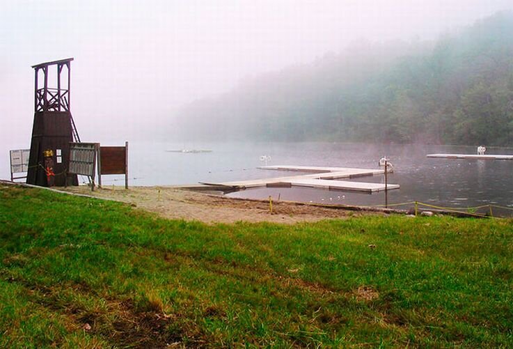Он находится в штате Нью-Джерси, неподалеку от городка Блэрстоун, и каждое лето в его коттеджах (тех самых, где снимали сцены убийств) останавливаются десятки бойскаутов. Кстати, если вы являетесь ярым фаном киноэпопеи, то можете заказать специальный сувенир, который прибудет к вам прямо из лагеря.
