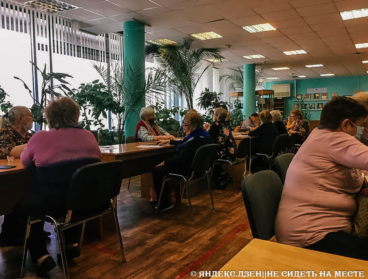 Скромный зал местной библиотеки, как же я люблю их огромные растения!