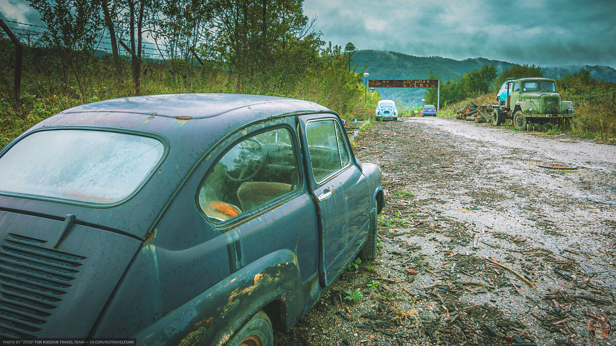 Кладбище заброшенных автомобилей перед проходного закрытого завода