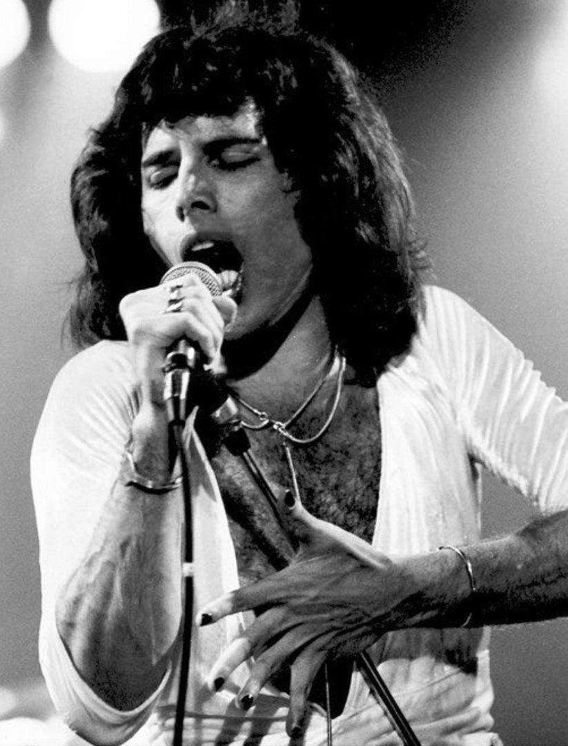 Фредди Меркьюри во время выступления.