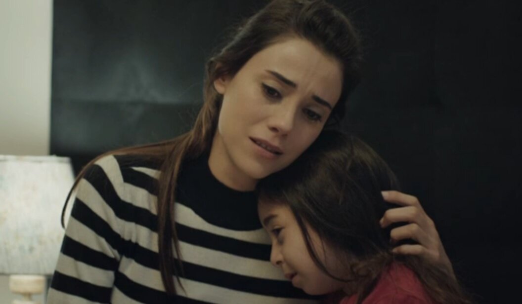 Кадр из сериала "Моя Мама" Зейнеп и Мелек