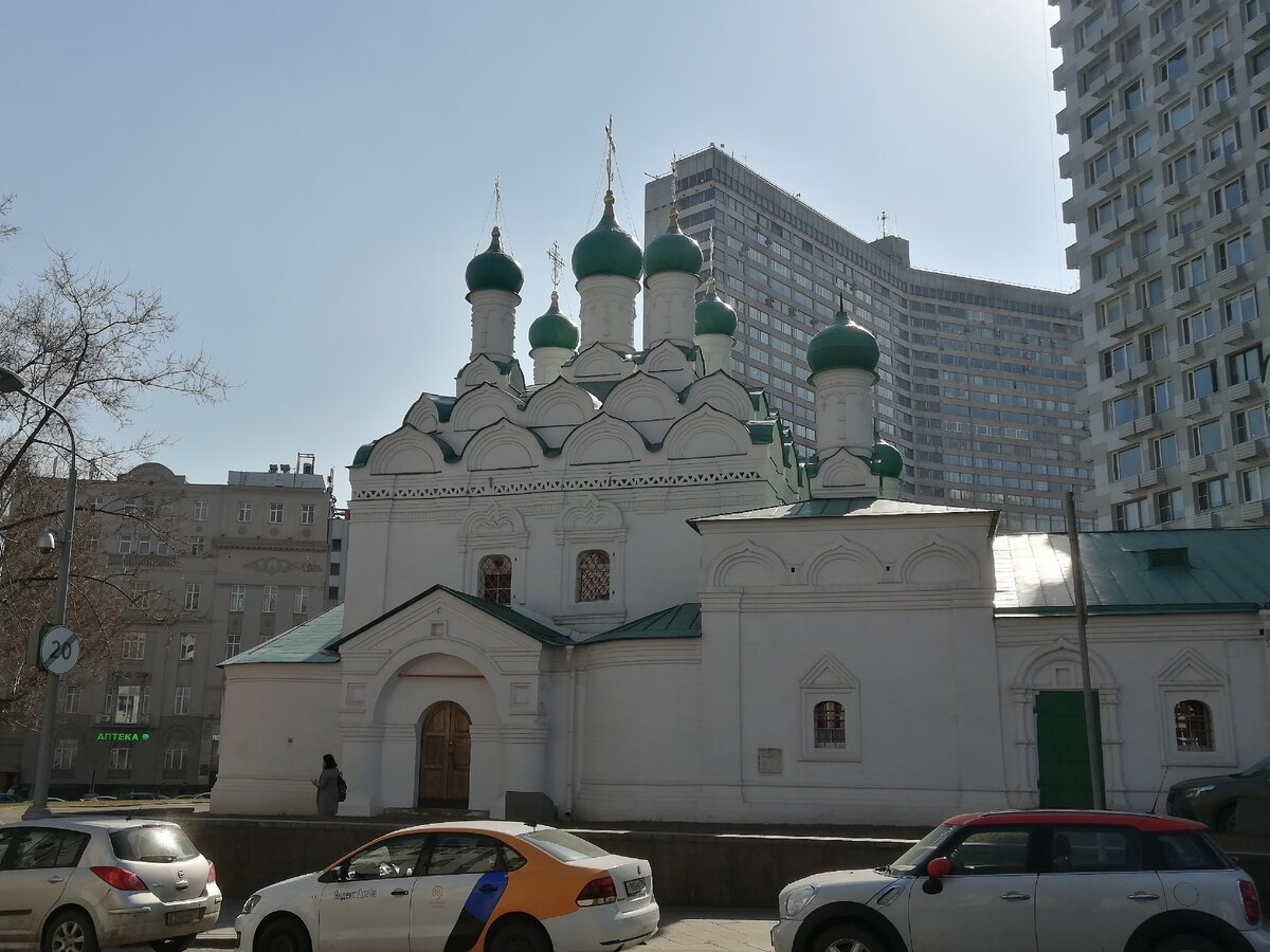 Тогда архитектор Леонид Антропов просто залез в ковш экскаватора и не вылезал оттуда, пока ему не принесли приказ Минкульта СССР о постановке церкви на государственную охрану. Апрель 2021 года, фото автора.
