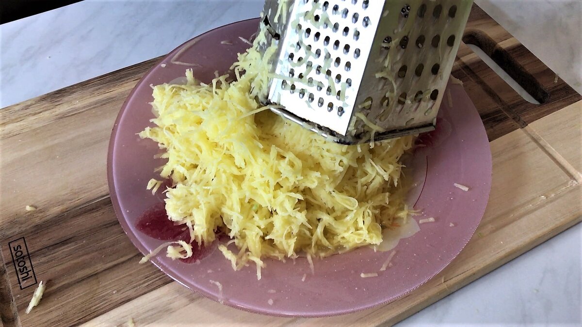 Драники станут еще вкуснее, если добавить в них кабачок!