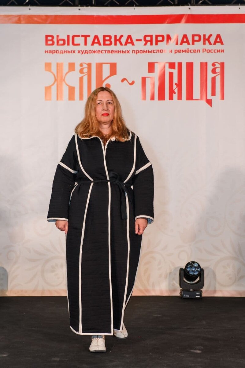 Кафтан двухсторонний. Сначала я выхожу в нем черной оборотной стороной.