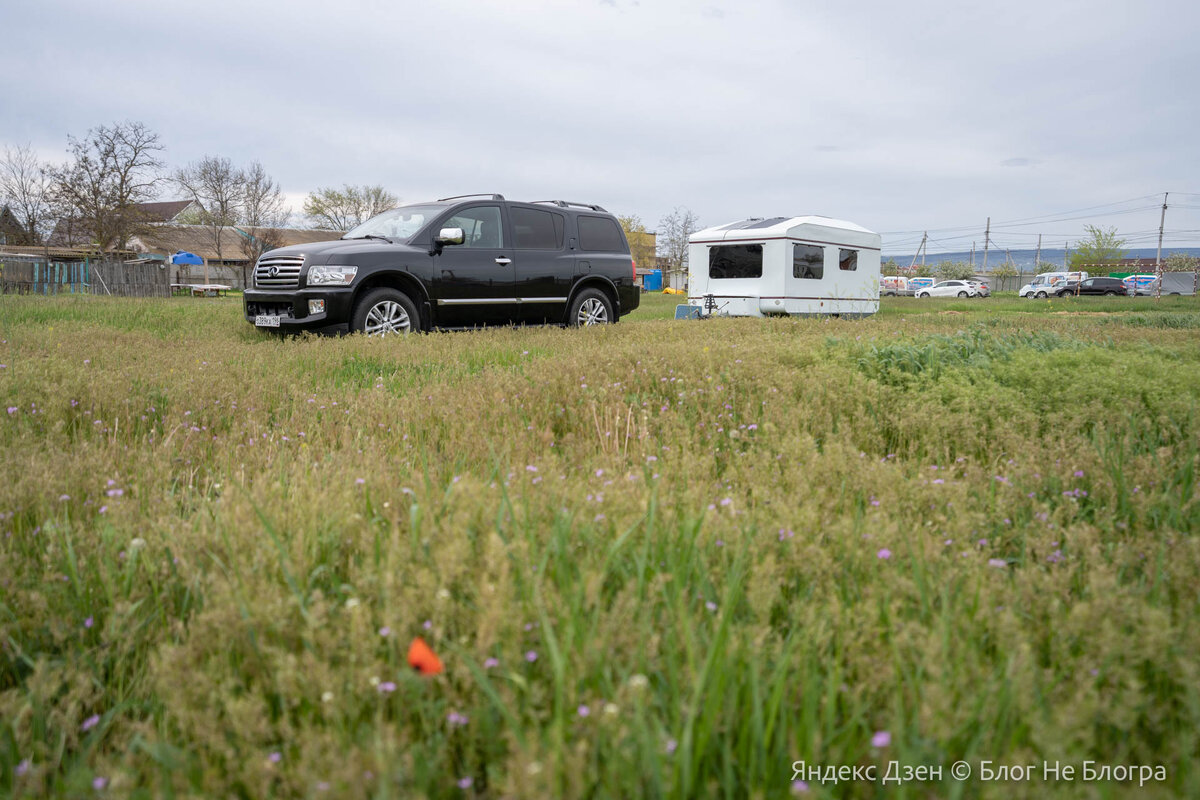 Наша стоянка в Кемпинге в Феодосии. За место в "чистом поле" мы заплатили 900 рублей в сутки.