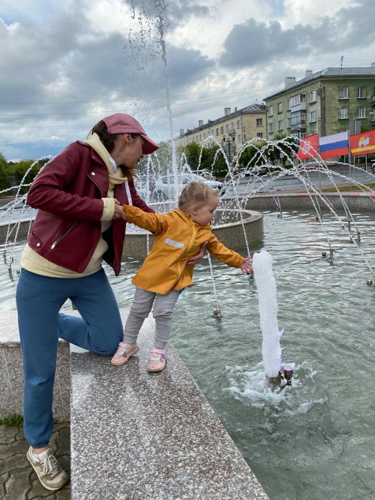 Я с дочкой у главного фонтана маленького уральского городка Снежинск