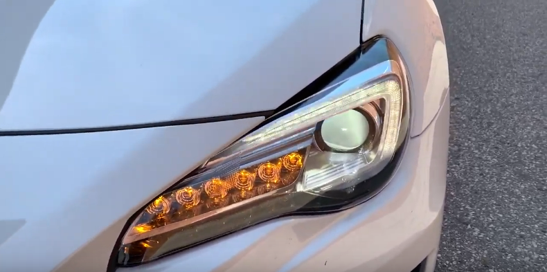 Левая фара. Видно как светятся отдельные части.