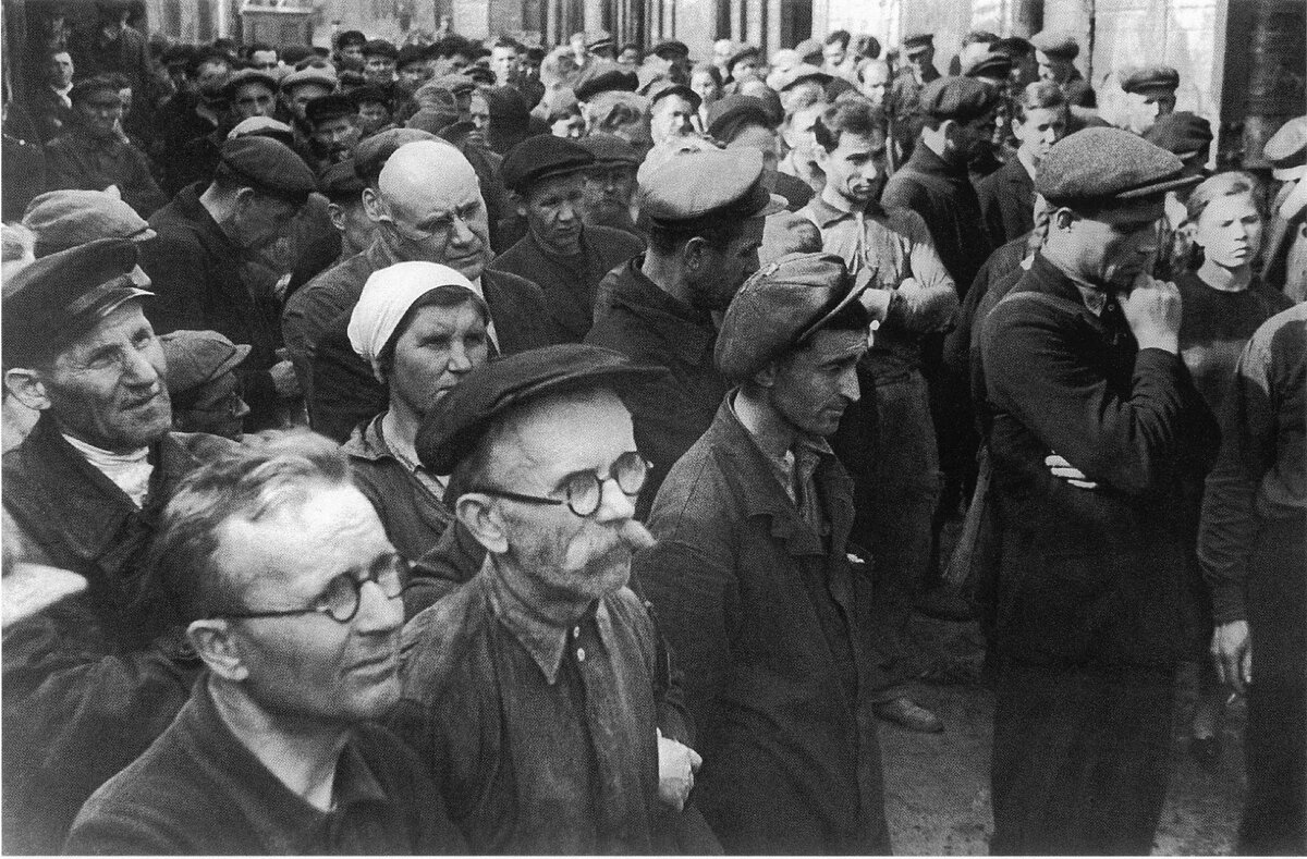 Советские граждане слушают по радио Левитана, который объявляет о начале войны, 1941 год.
