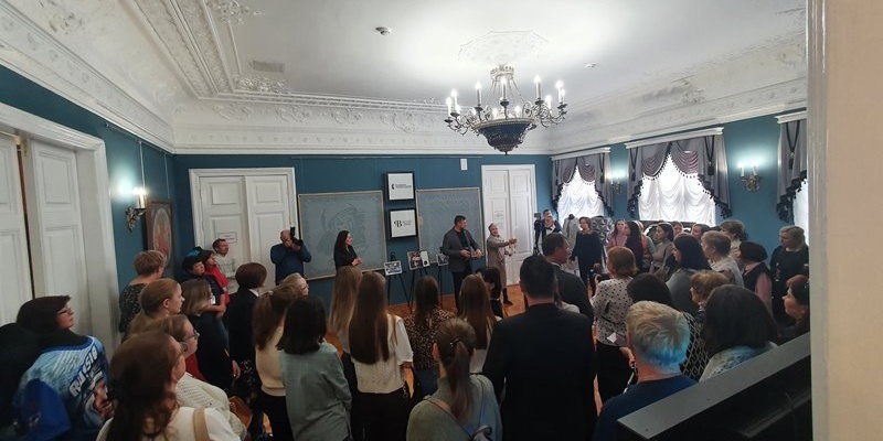  📷    В библиотеке им. Н.К. Крупской открылась выставка «Платок и космос. Оренбургская история» Марина Шарт