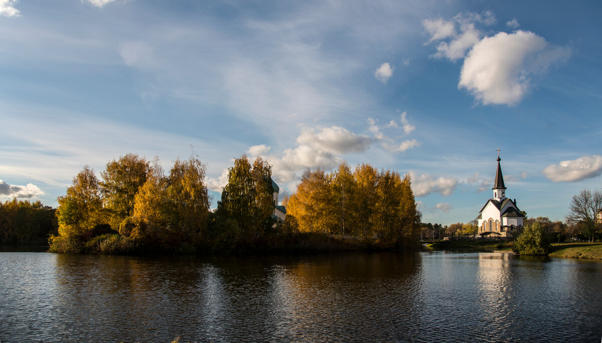 Вид на пруд и на церковь Святого великомученика Георгия Победоносца