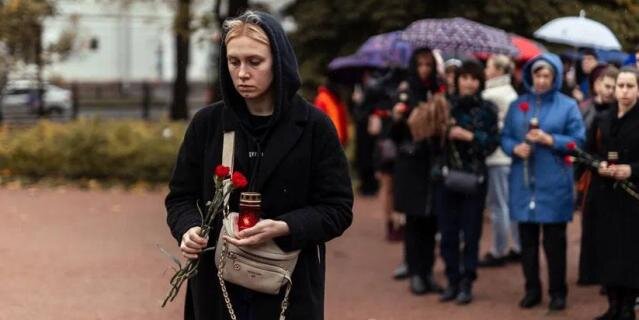    Петербуржцы несут цветы к стихийному мемориалу в память о жертвах трагедии в Ейске.Telegram-канал вице-губернатора Бориса Пиотровского.