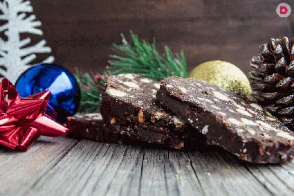 Сладкая колбаска – вкусная сладость родом из детства. Способ ее приготовления настолько прост, что справиться с блюдом может даже ученик младшей школы. Рецептов этого десерта можно насчитать несколько. Но в любом случае вы получите много приятных впечатлений как от приготовления, так и от самого продукта.