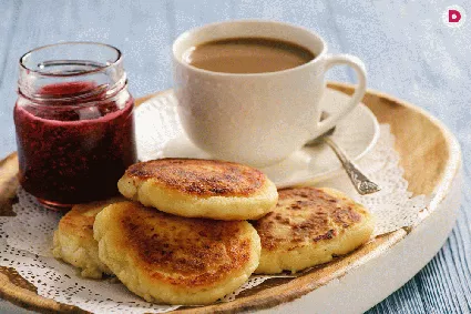 Оладьи на сметане являются традиционным блюдом русского стола, которое имеет старинное происхождение и большую популярность в современности. Приготовление сметанных оладушек представляет собой простое обжаривание на масле сдобного теста – однако у этого блюда есть свои секреты рецептуры, созданные еще предками.