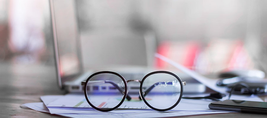Офисные очки: что это? Защита для глаз или просто модный тренд? Можно ли подобрать их самостоятельно, если знаешь, что такое дегрессия в оптике? Какие отзывы оставляют сами офтальмологи на очки для компьютера?