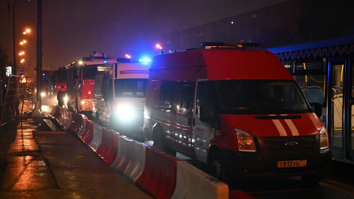    Автомобили экстренных служб у девятиэтажного жилого дома на Ленинском проспекте в Москве, в котором произошел пожар© РИА Новости / Владимир Астапкович