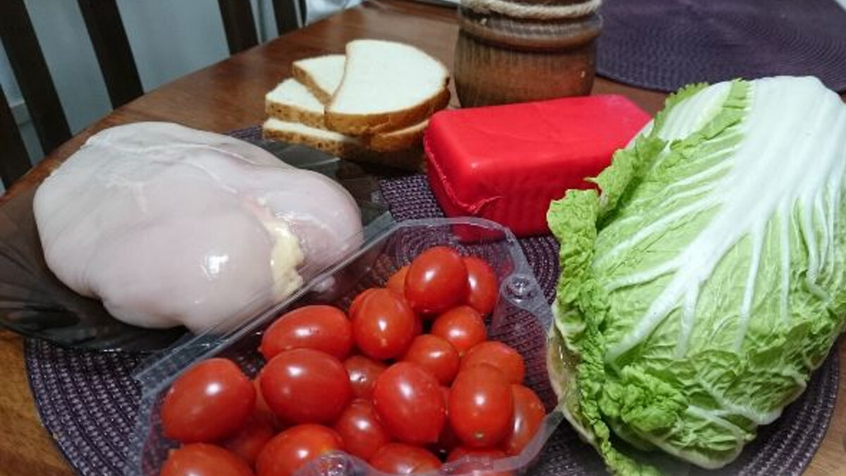 Продукты для приготовления салата цезаря. 