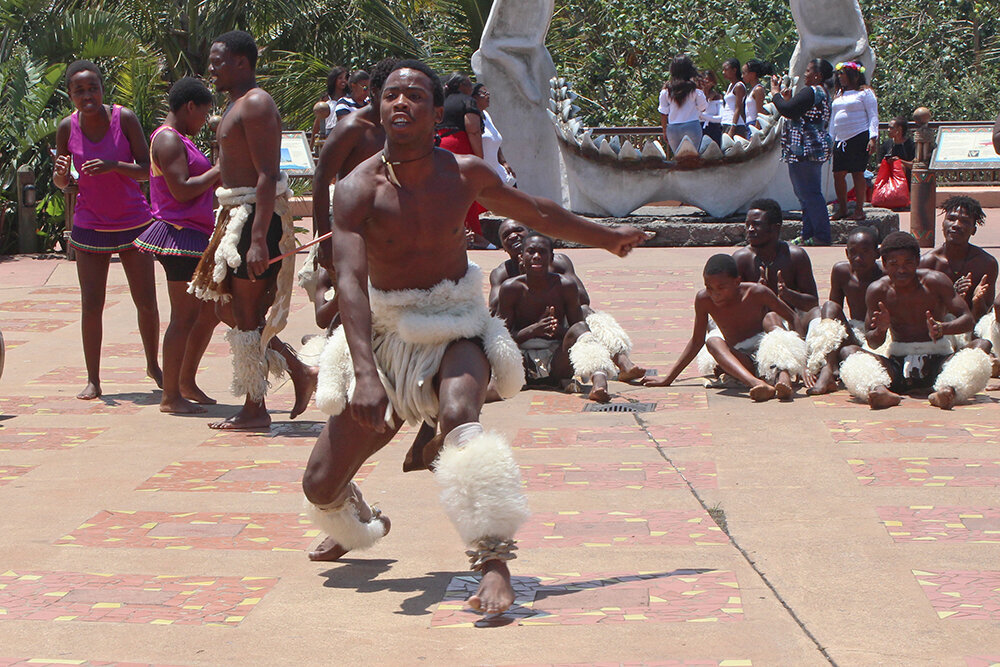 Танцы зулусов на набережной в Дурбане. Фото автора