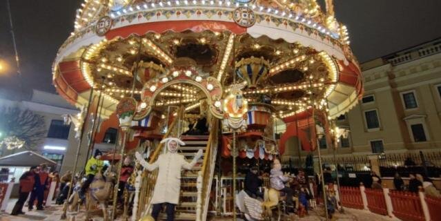    На Конюшенной площади открылась Рождественская ярмарка.Игорь Акимов.