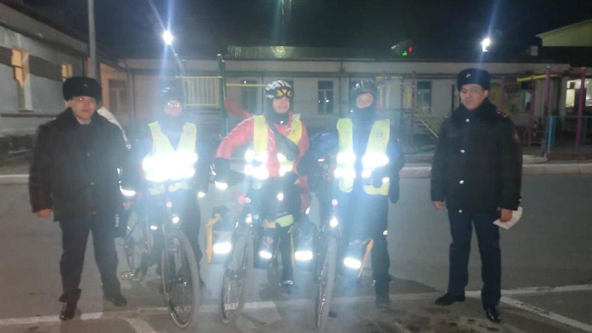    Трое туристов на велосипедах и полицейские:t.me/POLICE_of_KZ