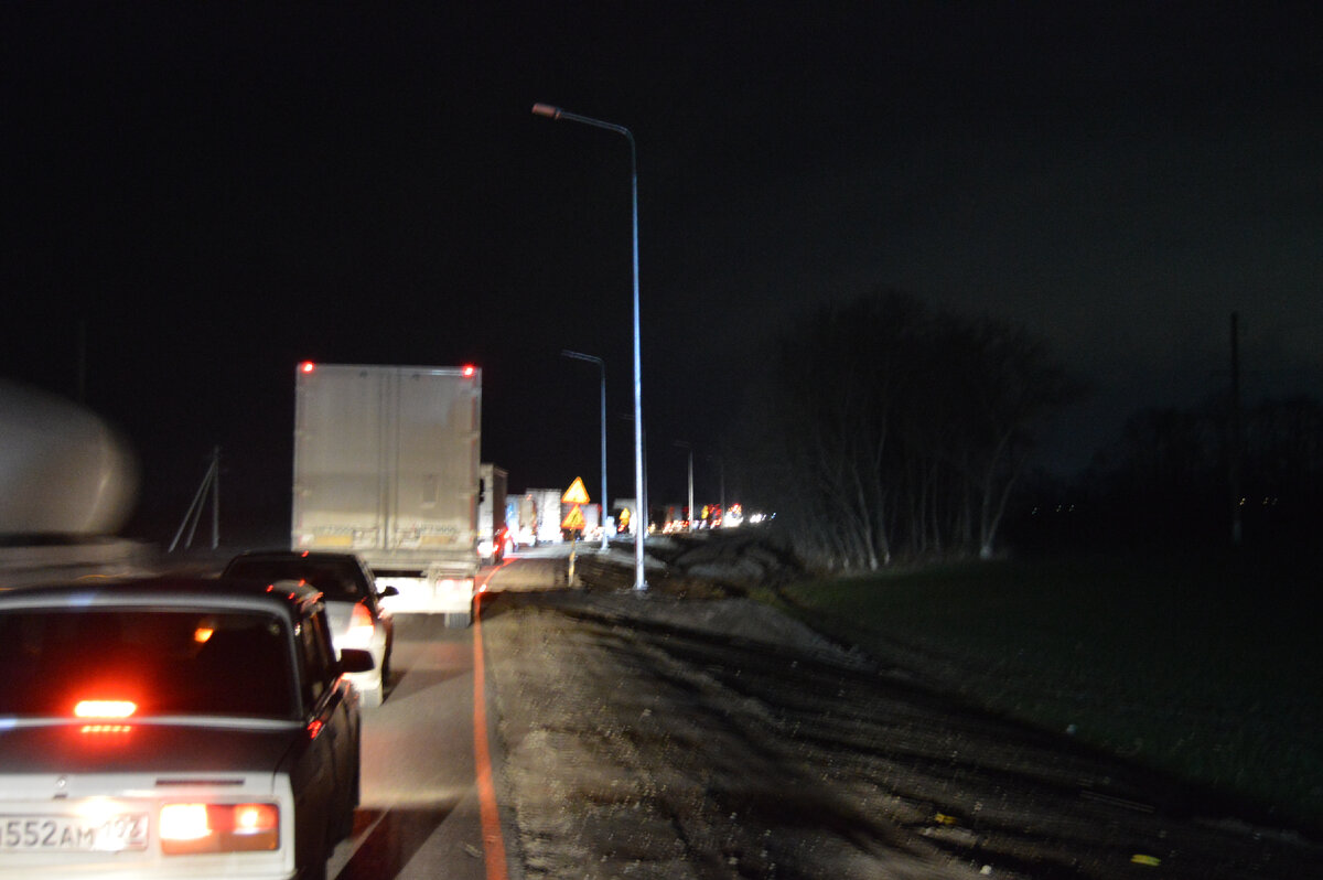 Фото автора. 19.12.2022. Ночная дорога. Остановка посреди поля.