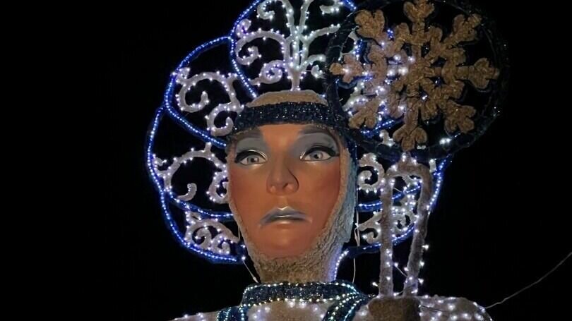     Власти Аксая Ростовской области установили в центре города устрашающую статую Снежной королевы, в соцсетях местные жители заявили, что арт-объект вызывает у них чувство паники.