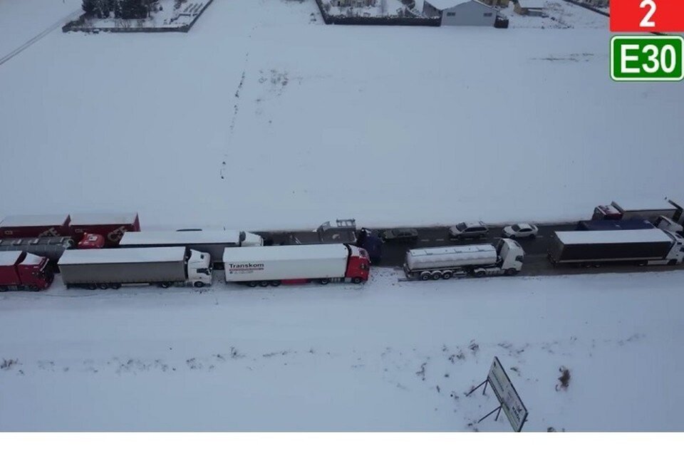     Очереди фур на выезд из Польши растянулись на 60 километров. Фото: стоп-кадр | видео телеграм-канал Госпогранкомитета