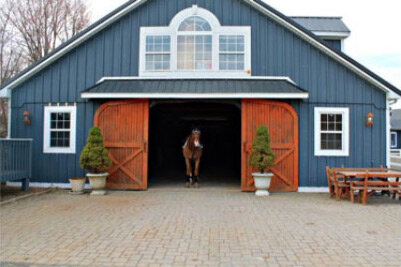 Конюшня с жилым модулем