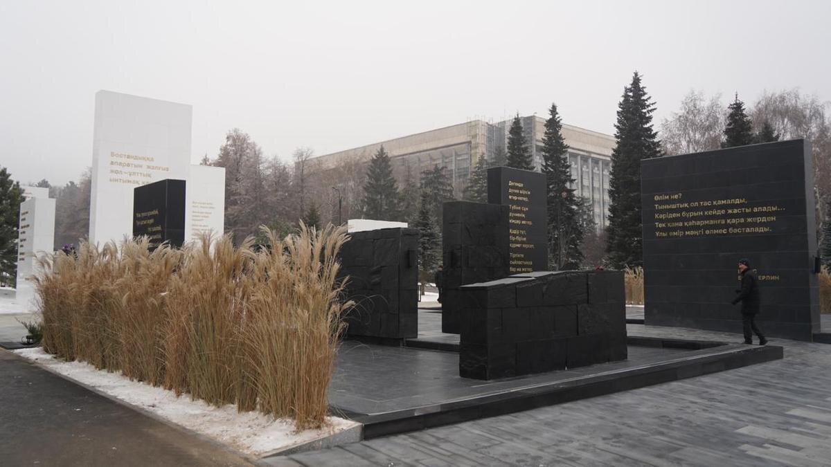    Мемориал январским событиям:NUR.KZ/Владимир Третьяков