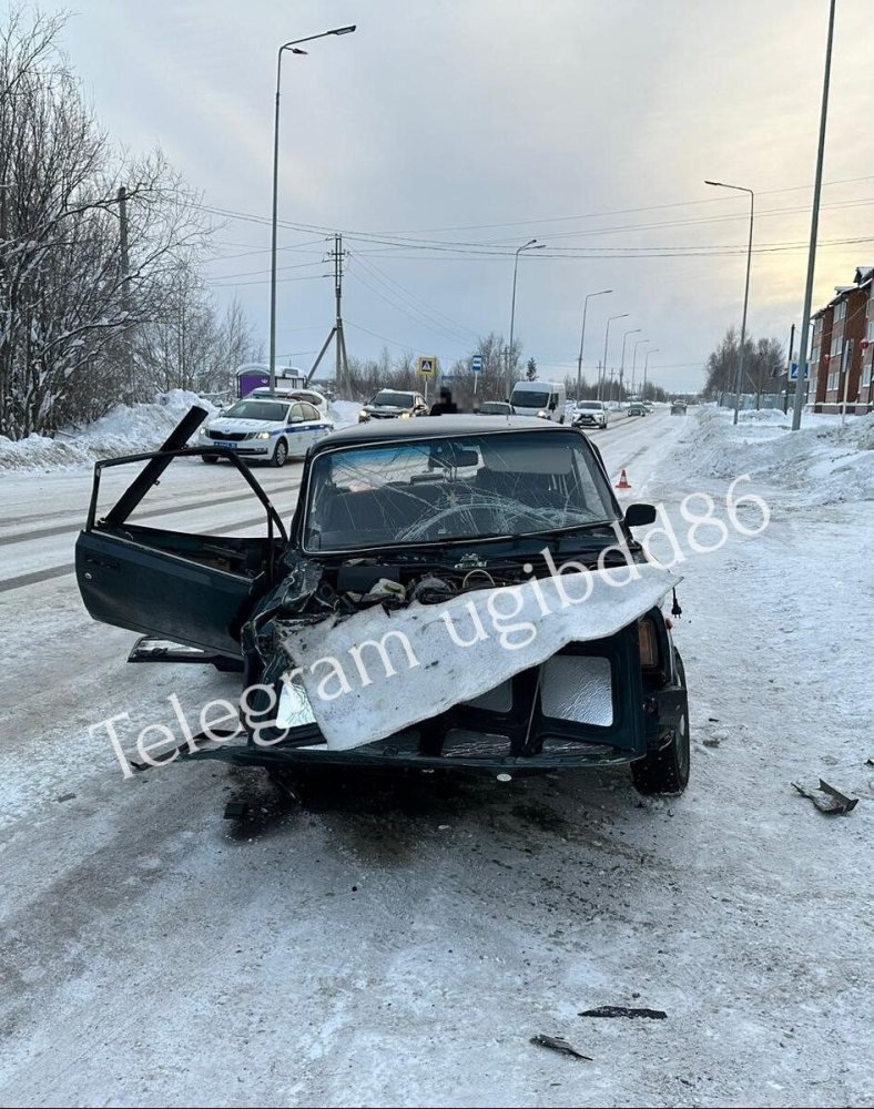    В Югре спасателям пришлось деблокировать из покореженной машины двух пострадавших в ДТП