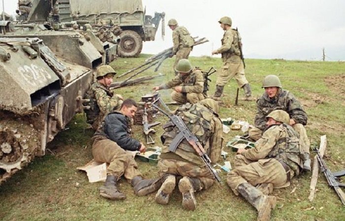 Солдаты БМД питаются сухим пайком. b