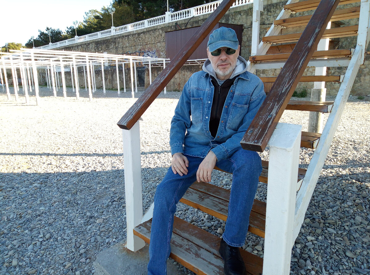 Михаил Лекс, автор рассказа и канала. (Геленджик, пляж "ДОЛ Нива")