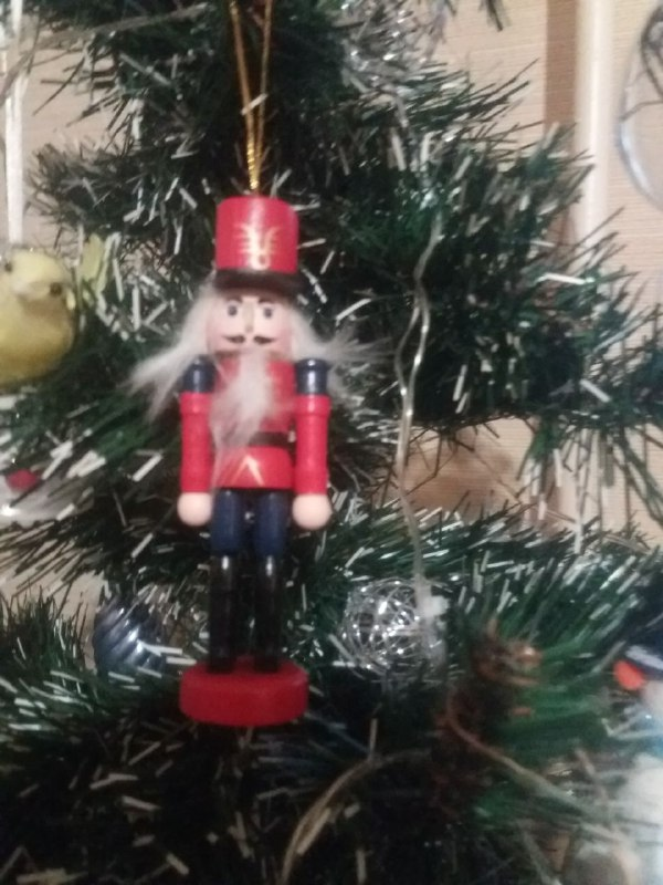 Вот у нас на елочке присутствует стойкий оловянный солдатик.