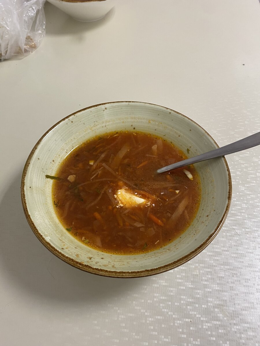 Борщ со сметаной, хлеб не попал в кадр