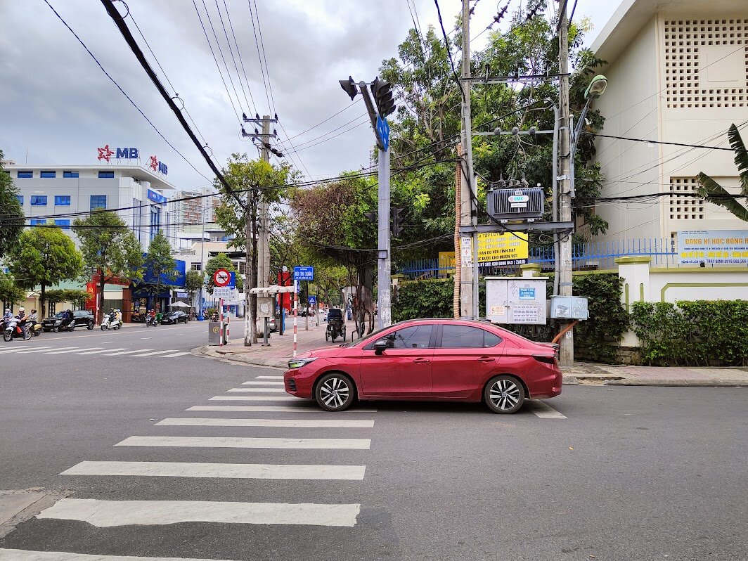 Светофор есть, но зеленый он показывает или красный - не понятно =)