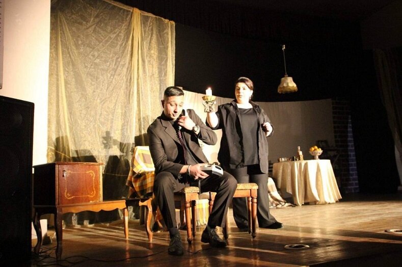 Жизнь в блокаде: Степанакертский русский драматический театр представил новогоднюю комедию «Пока она умирала» Натальи Птушкиной. Фоторяд