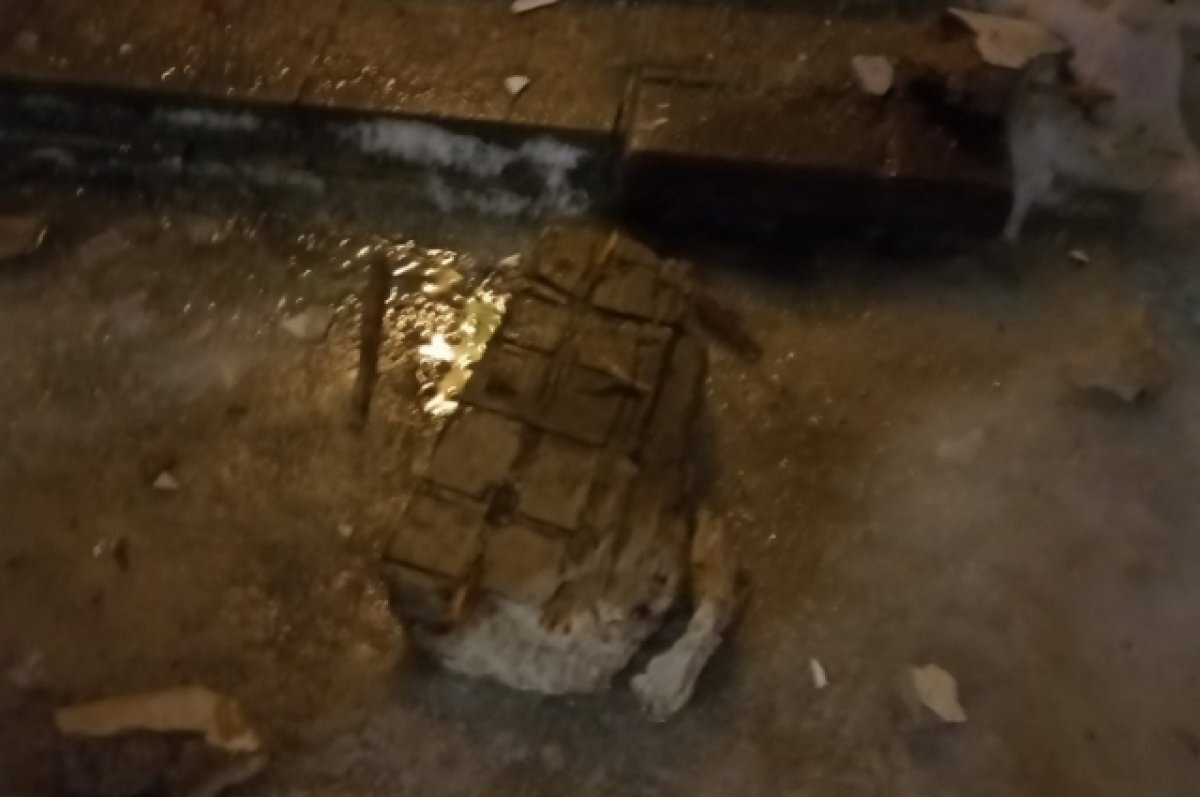    В Твери кусок фасада отвалился от стены и проломил козырек магазина