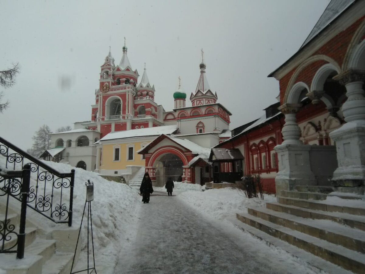 Мое знакомство с монастырями Подмосковья началось с Звенигородского Саввино-Сторожевского монастыря. Фото автора 