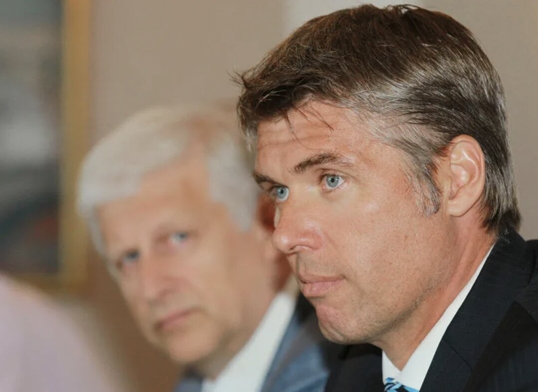 Президент РФС Сергей Фурсенко представляет Роберто Розетти как начальника российских судей. 2011 год. Фото РИА Новости