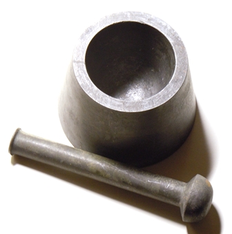 Если уж про самоделки, то вот приспособил под неубиваемые ступку и пестик неизвестно что. Правда, не помню, чтобы это использовалось по назначению, но как домашняя наковальня — удобно