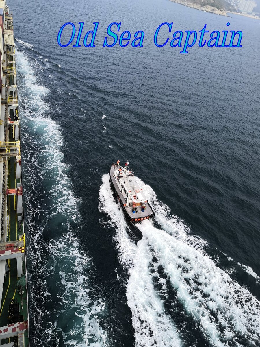 прибытие лоцмана. обычно на катере. фото автора