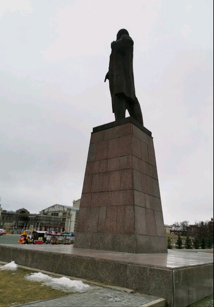 9-метровый памятник В. И. Ленину, 1970 год, скульптор Кибальников А. П., Театральная площадь, Саратов. 