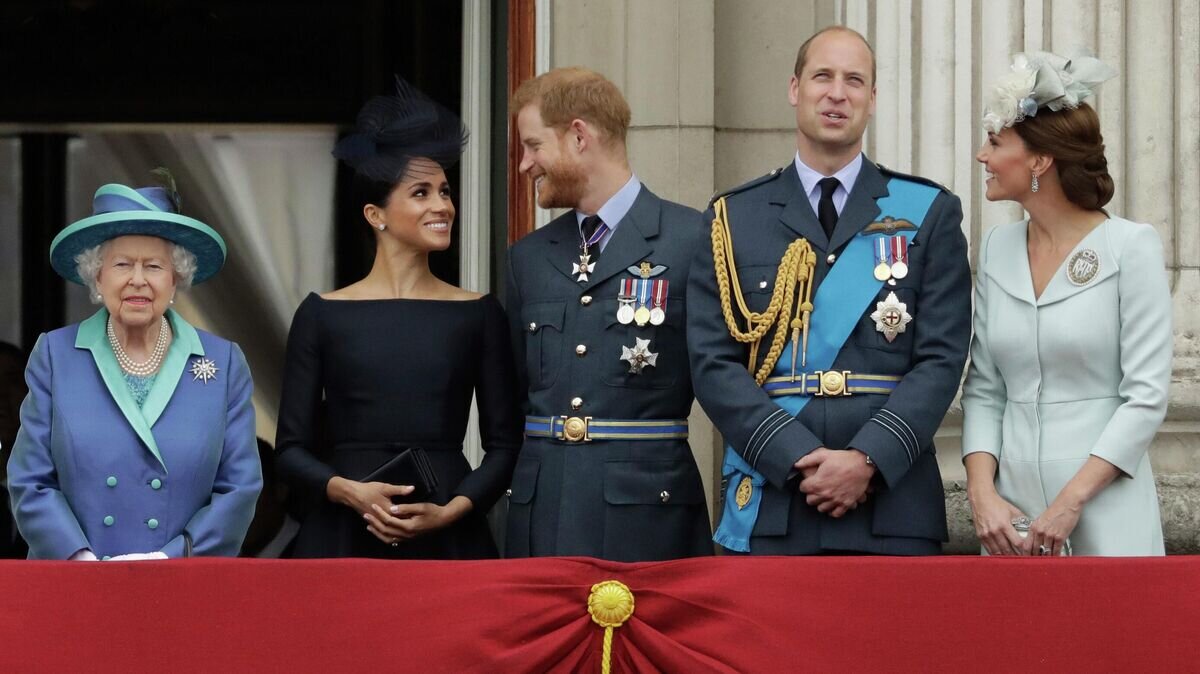    Королева Великобритании Елизавета II и Меган, герцогиня Сассекская, принц Гарри, принц Уильям и Кейт, герцогиня Кембриджская © AP Photo / Matt Dunham