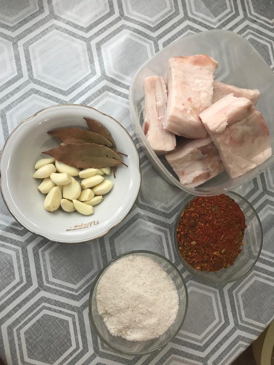 Подготовим все ингредиенты, нам понадобиться сало, соль, чеснок, лавровый лист и ваши любимые специи