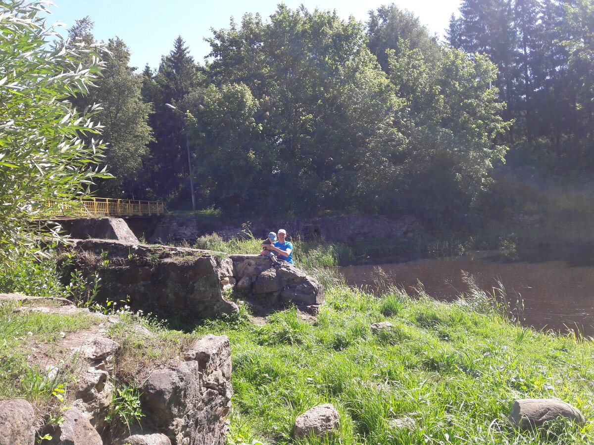 Тут мы с Яром на остатках стен Кремля (2017 год). Направо - пара фото из открытых источников.