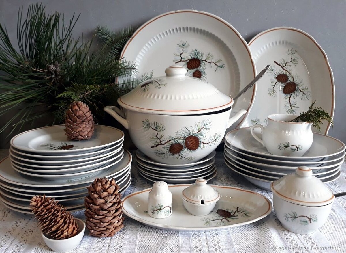 Фото с ресурса: pulse.mail.ru. Столовый сервиз Богдановичского фарфорового завода.